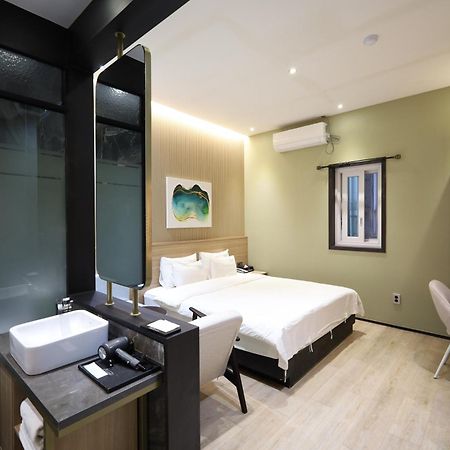 Almond Hotel Busan Station Екстер'єр фото