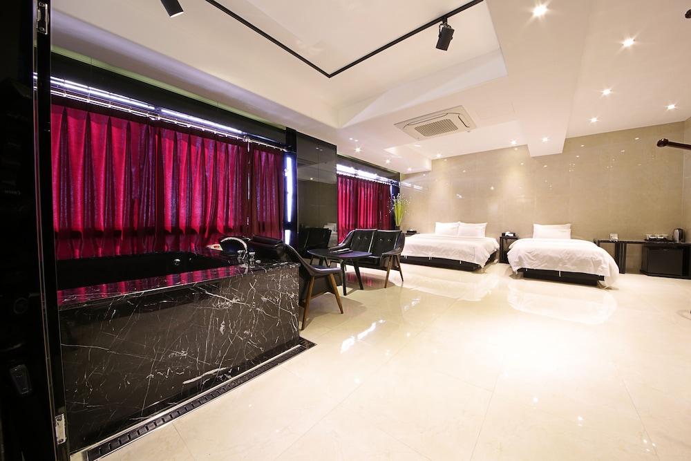 Almond Hotel Busan Station Екстер'єр фото
