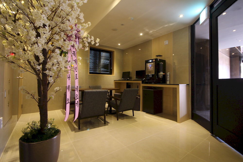 Almond Hotel Busan Station Екстер'єр фото
