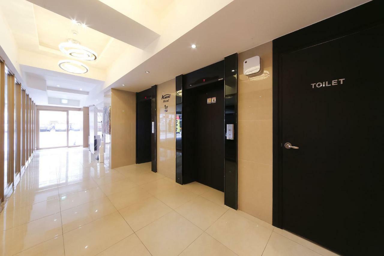 Almond Hotel Busan Station Екстер'єр фото